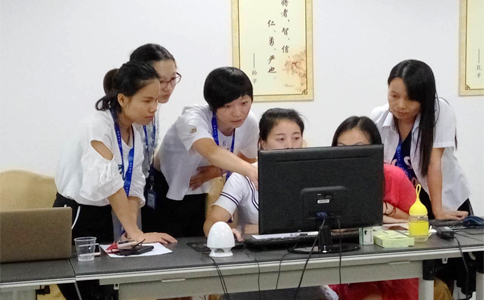  美女們互相交流學習，氣氛有點嚴肅啊